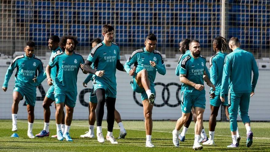 Jugadores del Real Madrid durante el entrenamiento de este lunes.