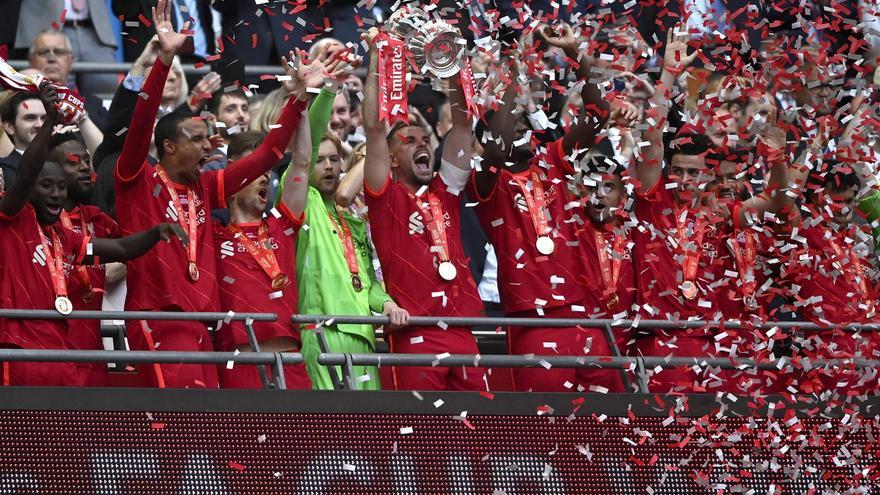 Los jugadores del Liverpool celebran la victoria.