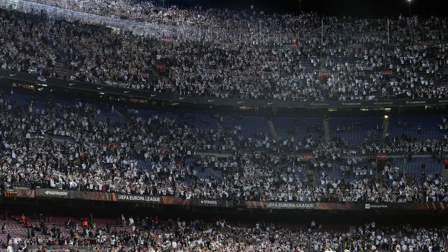 Aficionados del Eintracht abarrotaron el Camp Nou