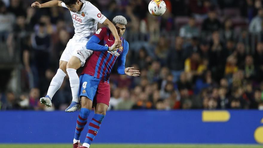 El defensa del FC Barcelona Ronald Araujo (d) disputa el balón con Lee Kang In, del Mallorca.