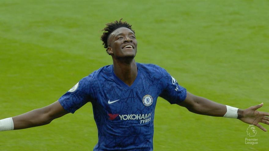 Abraham deja al Chelsea a las puertas de los puestos de 'Champions'