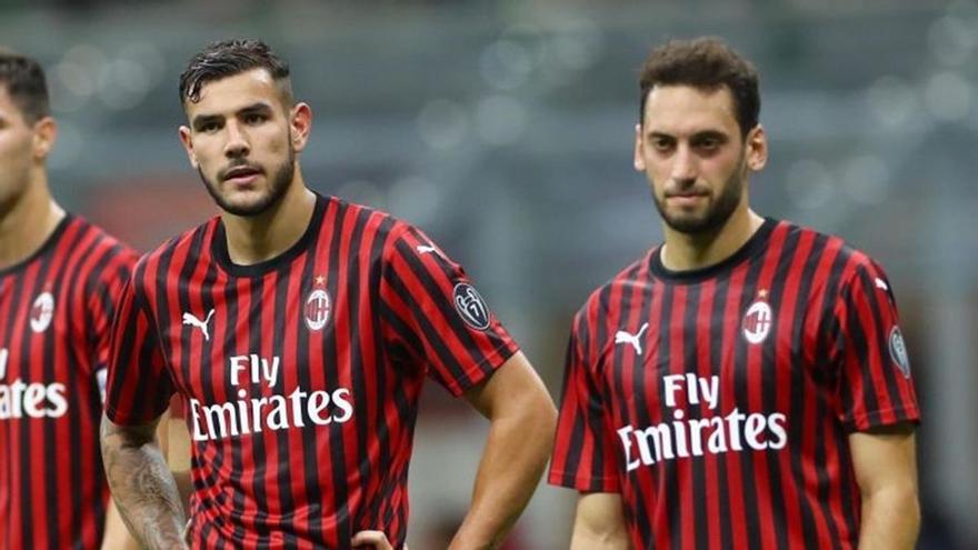 El AC Milan anuncia positivos al covid-19 de Theo Hernández y Calhanoglu