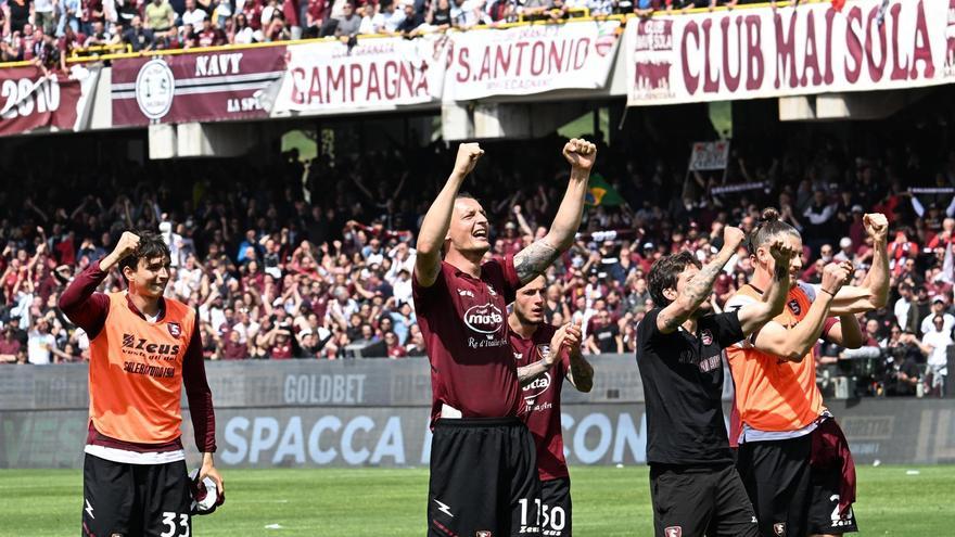 Jugadores de la Salernitana celebrando una victoria en la Serie A