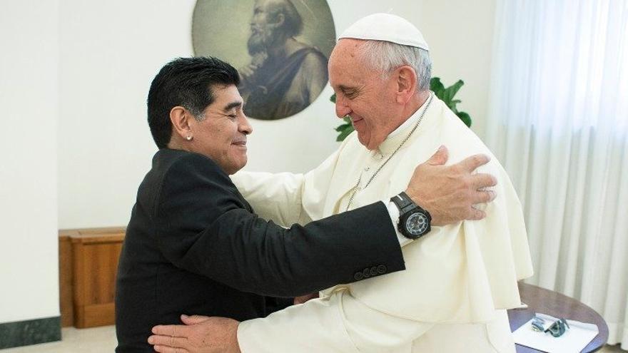 El papa Francisco (d) y Diego Armando Maradona (i)