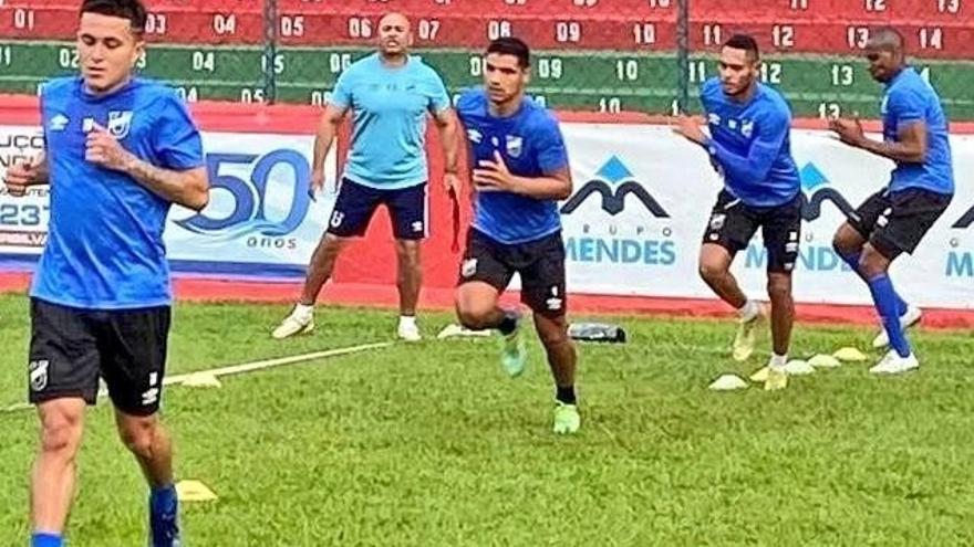 Ismael Díaz entrena con su equipo en Brasil.
