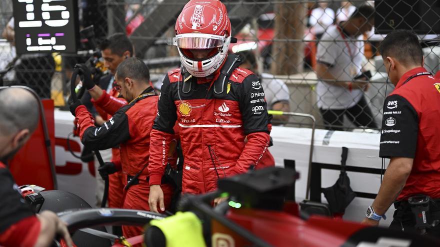 Charles Leclerc junto a sus compañeros de Ferrari