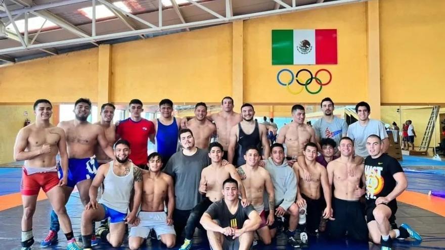 Grupo de luchadores que entrena en el Centro Deportivo Olímpico Mexicano