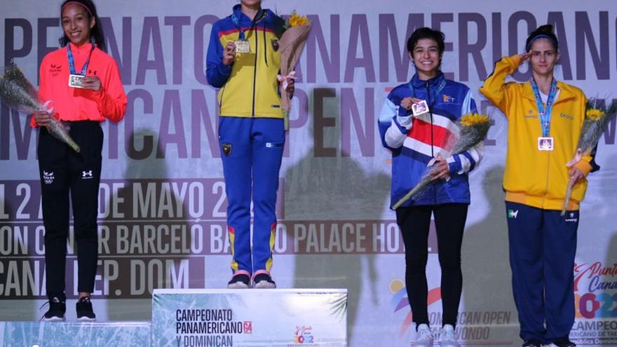 Karoline Castillo (i) en el podio del Campeonato Panamericano de Taekwondo