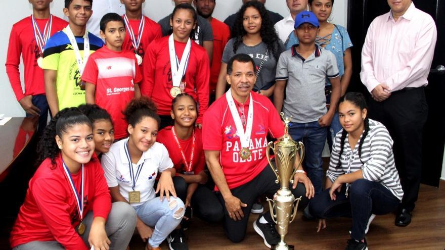 Miembros del equipo que representará a Panamá en el Campeonato  Panamericano de Lucha Olímpica escolar