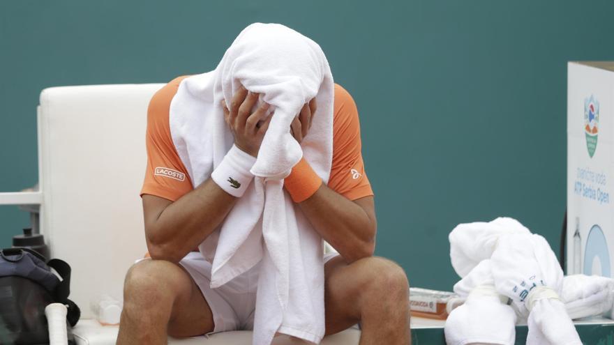 Novak Djokovic cubre su cabeza con una toalla durante la final del Torneo 250 de Belgrado