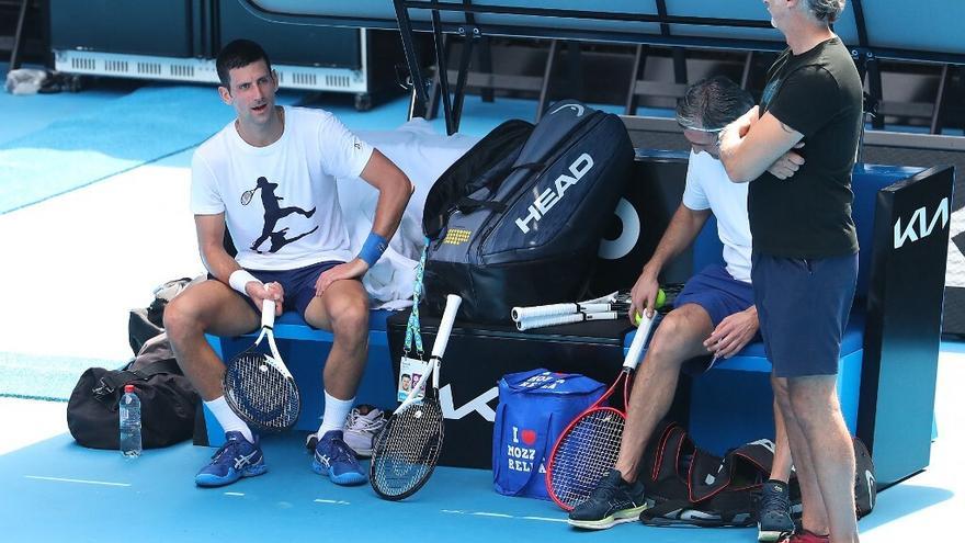 Novak Djokovic (i) descansa durante una sesión de entrenamiento en Australia