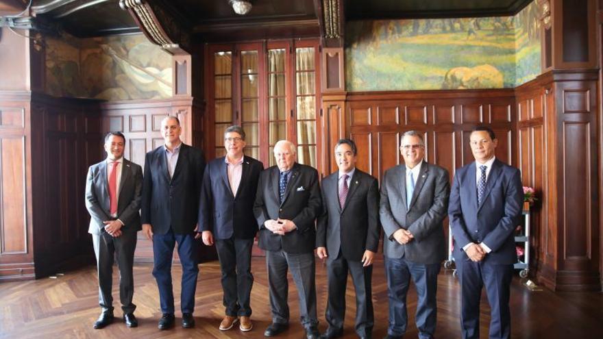 El presidente de ODECABE, Steve Stoute (cuarto de izq. a derecha)  junto a directivos del Comité Organizador de los JCC Panamá 2022