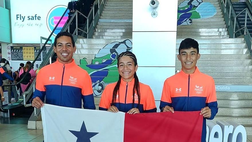 Los triatletas Oliver Batista (d) y Liska Arteaga (c) junto al  entrenador Billy Gordón (i)