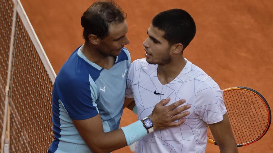 Rafael Nadal (i) y Carlos Alcaraz (d) se saludan