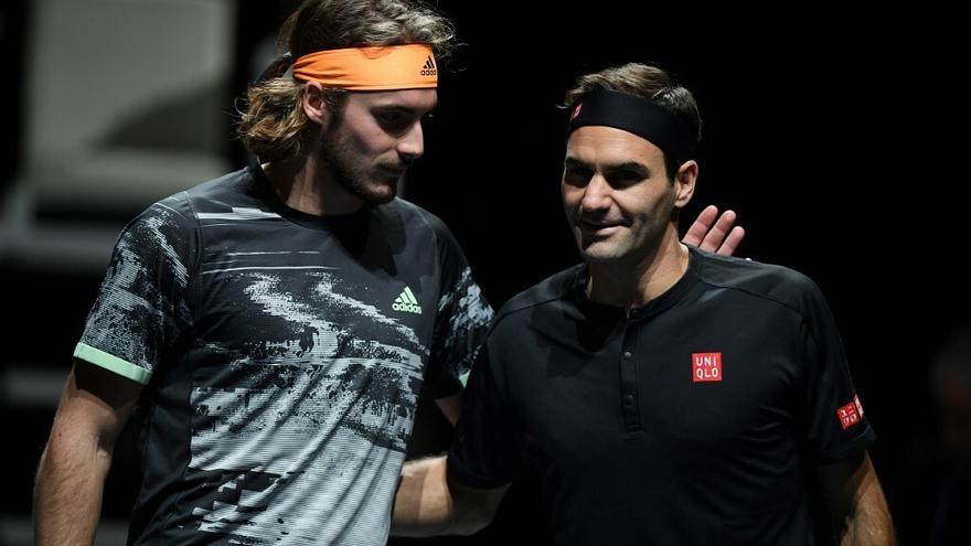Stefanos Tsitsipas (i) junto a Roger Federer (d)