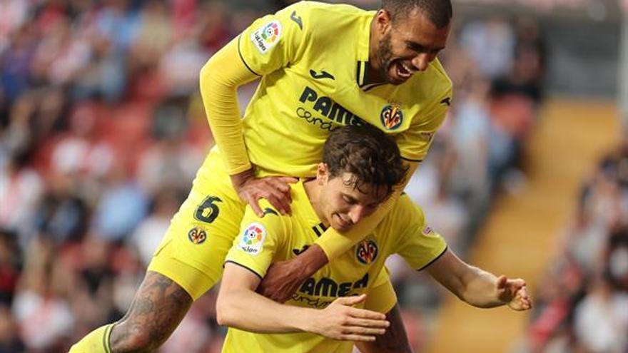 El defensa del Villarreal Pau Torres (abajo) celebra con Etienne Capoue