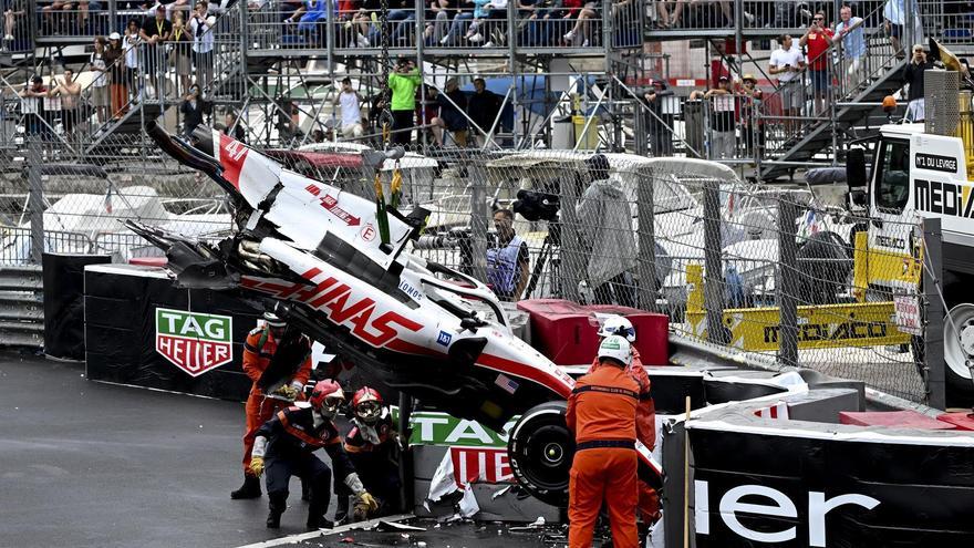 El accidente hizo recordar al terrible choque de Romain Grosjean en Bahréin 2020, cuando también se partió su Haas y tuvo que escapar de las llamas.