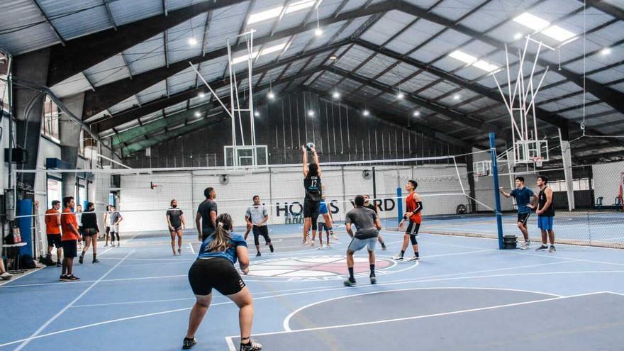 Una cancha techada para jugar baloncesto y voleibol.