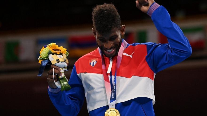 El boxeador cubana Andy Cruz al momento de recibir la medalla de oro.