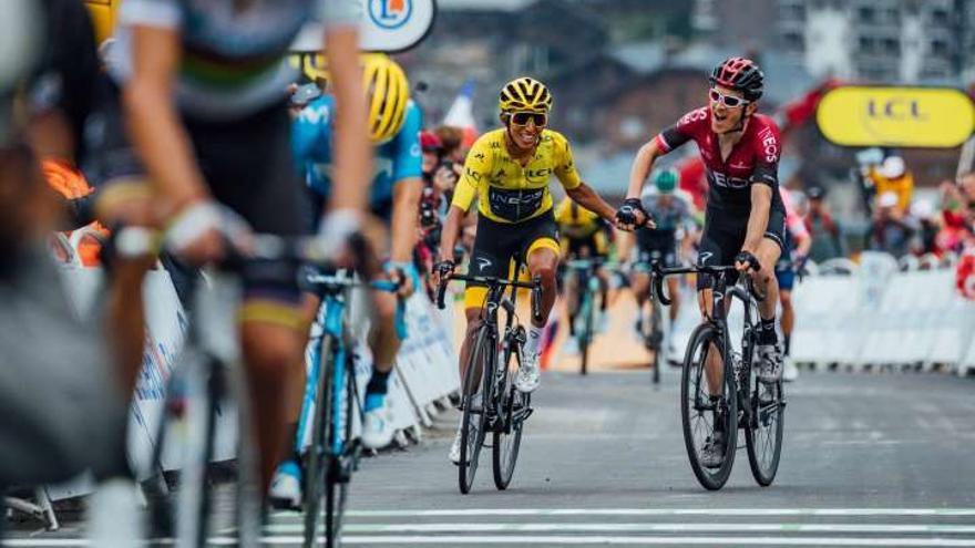 Colombianos pedalean en montañas cafeteras junto a Egan en el "Giro de Rigo"