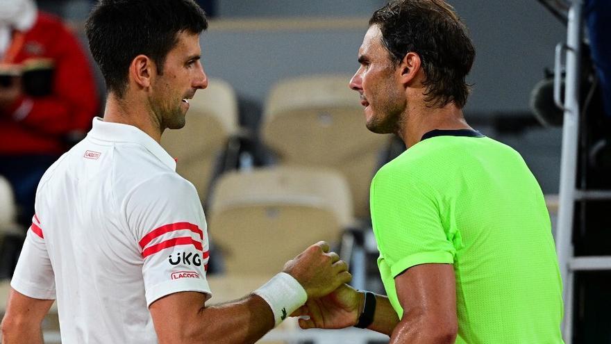 Rafael Nadal  (d) y Novak Djokovic (i)