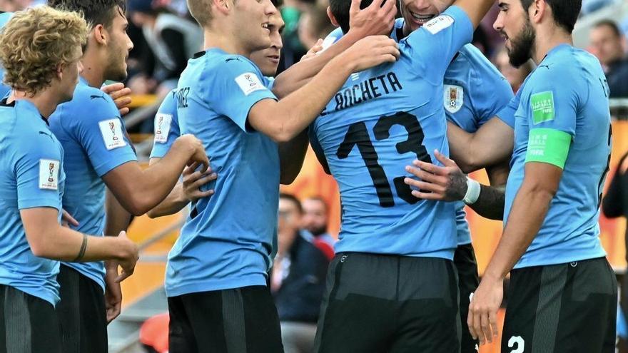 Uruguay pasa a octavos como primera de grupo tras ganar 2-0 a Nueva Zelanda