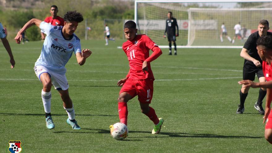 Acción del partido entre la selección Sub-20 de Panamá y el equipo Sub-19 del FC Dallas
