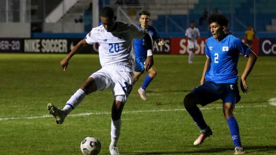 Acción del partido entre las selecciones Sub-20 de Panamá y  El Salvador