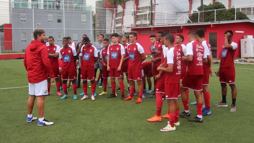 El técnico Ángel Sánchez conversa con jugadores de la Selección Sub-20 de Panamá