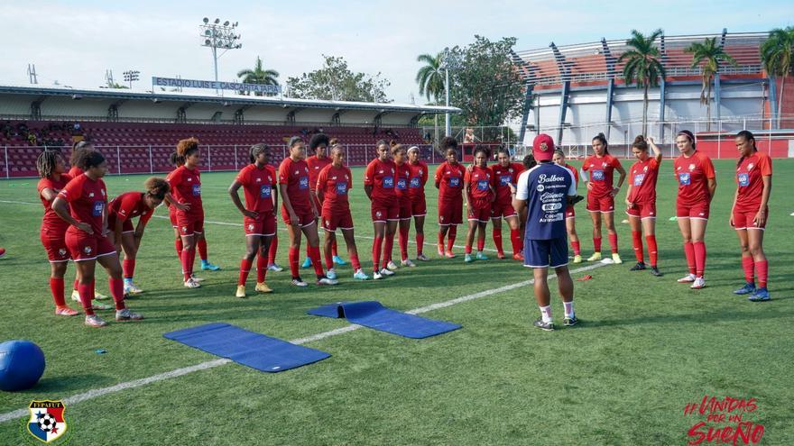 Jugadoras de la Selección Femenina de Panamá durante un entrenamiento