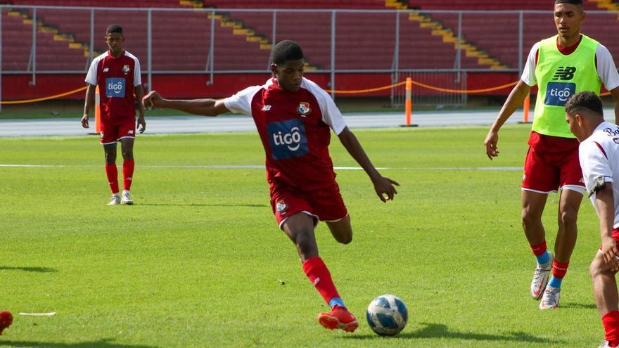Jugadores de la Selección Sub-20 de Panamá durante un entrenamiento en el estadio Rommel Fernández