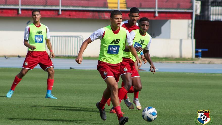 Jugadores de la selección Sub-20 de Panamá durante un entrenamiento en el estadio Rommel Fernández