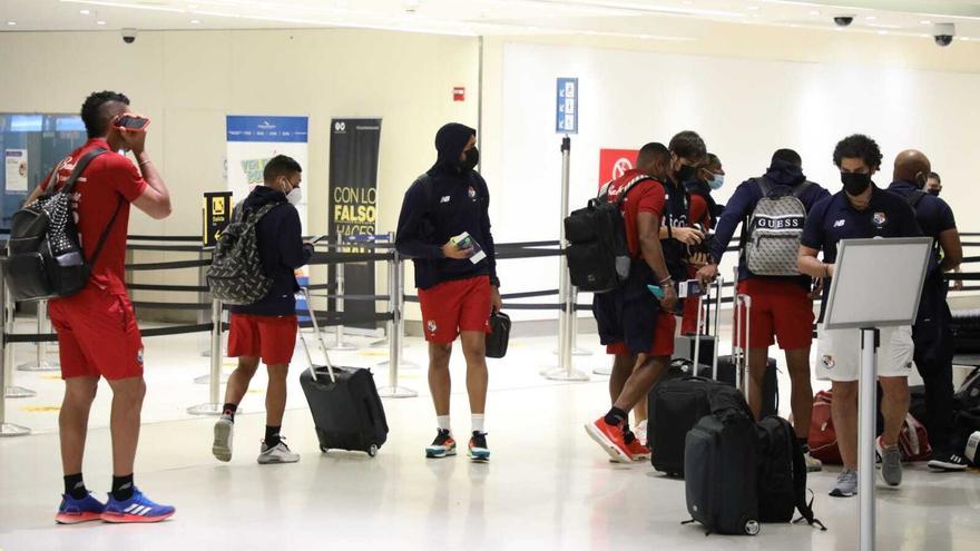 Llegan los jugadores de la selección nacional luego del empate ante Perú