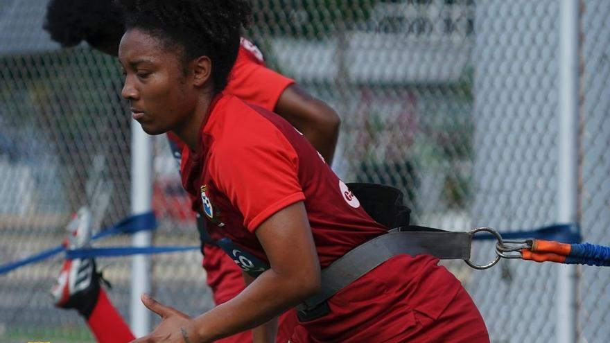 Marta Cox en un entrenamiento de la Selección Femenina de Fútbol de Panamá